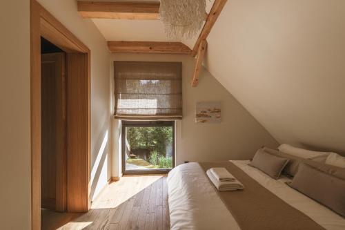 a bedroom with a bed and a window with a window blind at Rycerki Dom na Szlaku in Rajcza