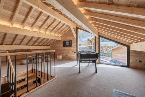 a room with a piano in a wooden house at Chalet luxe & spa, Black Diamond in Briançon