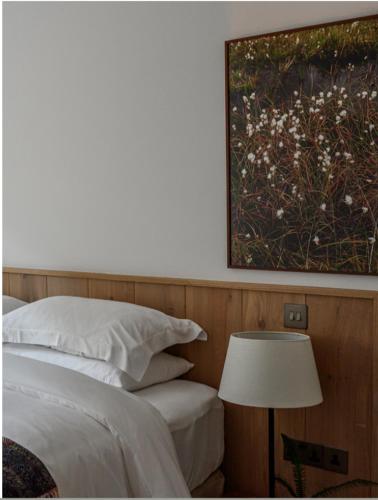 Una cama o camas en una habitación de WITHIN THE VILLAGE
