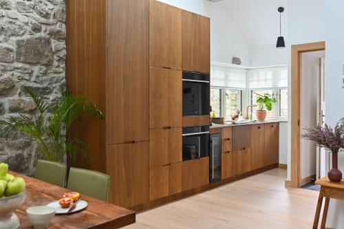 Una cocina o cocineta en WITHIN THE VILLAGE