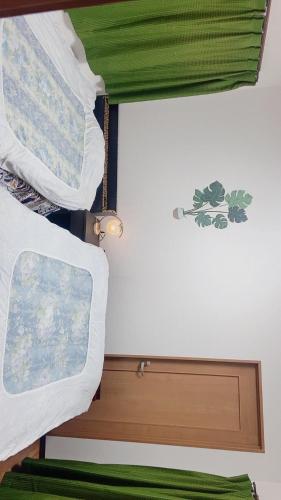 Katil atau katil-katil dalam bilik di Yoshidoku Inn Domemae 1 - Close to USJ World Expo Airport吉徳家庭旅館1ドーム前近万博USJ空庭菓匠温泉大阪城公园难波心斋桥関西空港直达免费寄存旅行箱