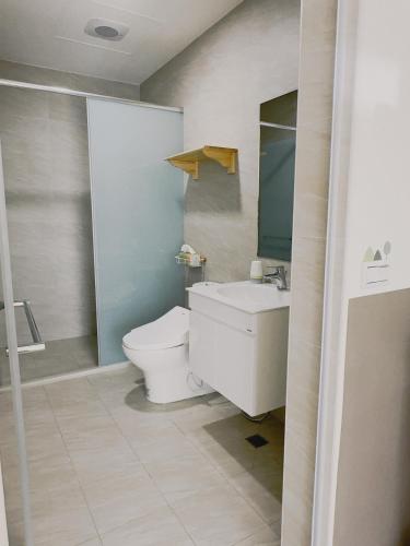 a bathroom with a toilet and a sink at Ri Yue Homestay in Taitung City