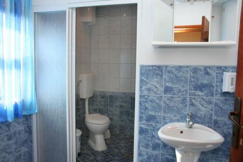 łazienka z toaletą i umywalką w obiekcie Lazarovata House w mieście Rebrevtsi