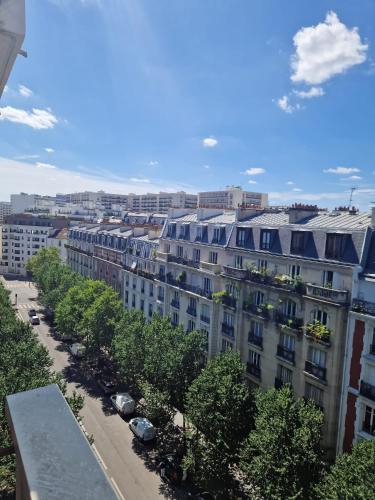 Vue aride d'une ville avec des bâtiments et des arbres dans l'établissement Grand Appartement Parisien Lumineux Nation 3 chambres Etage élevé, à Paris