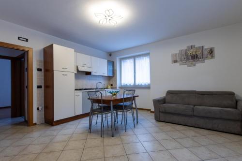 una cucina e un soggiorno con tavolo e sedie di Casa La Corte a Rovereto