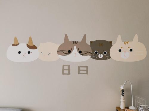 a group of cats on a wall at Ri Yue Homestay in Taitung City