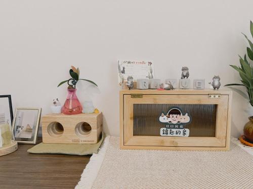 a small tv sitting on top of a table at Ri Yue Homestay in Taitung City