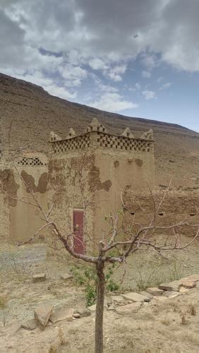 an old building in the middle of a desert at Kasbah ADRAR in Imilchil