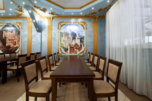 a dining room with a long table and chairs at Hotel Duet in Maydan