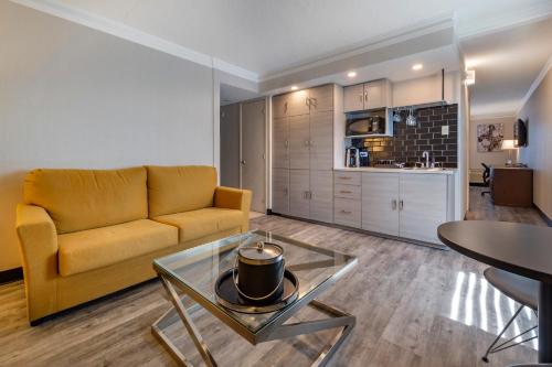 Кухня или мини-кухня в Best Western Hotel Universel Drummondville
