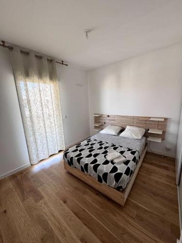 une chambre avec un lit et une grande fenêtre dans l'établissement Magnifique T2-Climatisé avec terrasse-Catalans, à Marseille