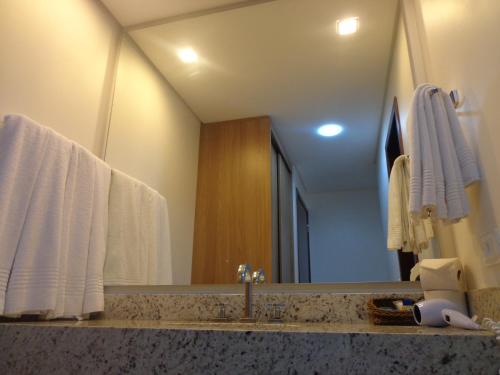 Ένα μπάνιο στο Foz Presidente Comfort Hotel