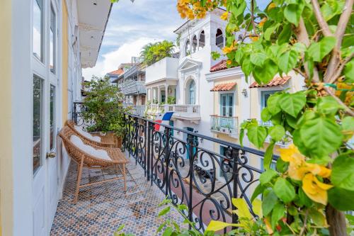 a balcony of a building with a chair on it at AmazINN Places Hotel Boutique Casa Marroqui in Panama City