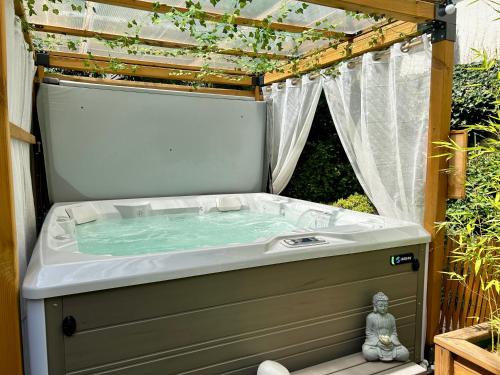 Natural Suite en centre ville avec SPA et jardin