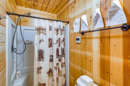 Ένα μπάνιο στο Island Park Fishing Cabin - Walk to Henrys Fork!