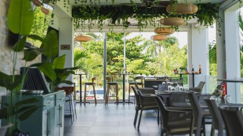 Hard Rock Getaway • 2BR with Golf + Pool Viewsにあるレストランまたは飲食店