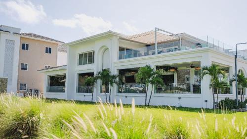 Hard Rock Getaway • 2BR with Golf + Pool Viewsにある庭
