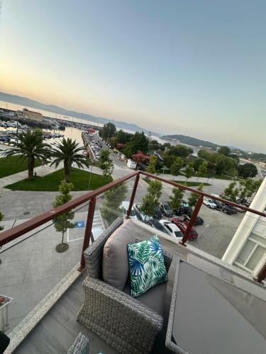a balcony with a couch and a view of a parking lot at Ático mirando o mar in Porto do Son