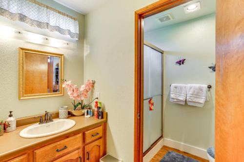 Ένα μπάνιο στο Hot Tub and Horse Boarding on 3 Acres in Redding!
