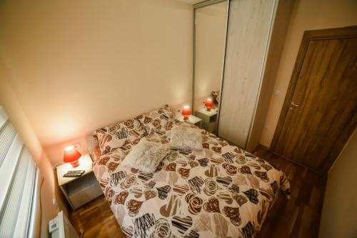 ein kleines Schlafzimmer mit einem Bett und einem Fenster in der Unterkunft Jekaa in Zlatibor