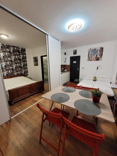 Postel nebo postele na pokoji v ubytování J2Velence Apartman