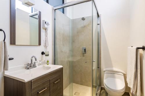 メキシコシティにあるCasa Londresのシャワー、洗面台、トイレ付きのバスルーム