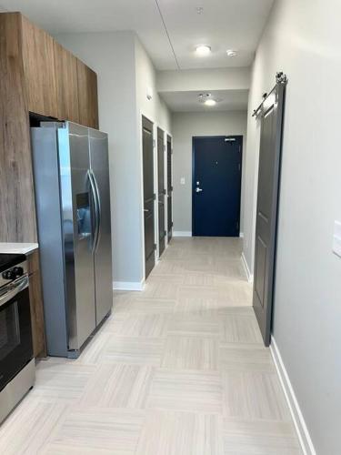 Кухня или мини-кухня в 1 Bedroom Luxury Apartment
