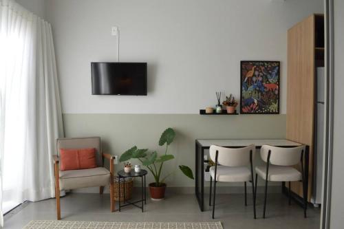 a dining room with a table and chairs at Kitnet equipada e aconchegante in Passos