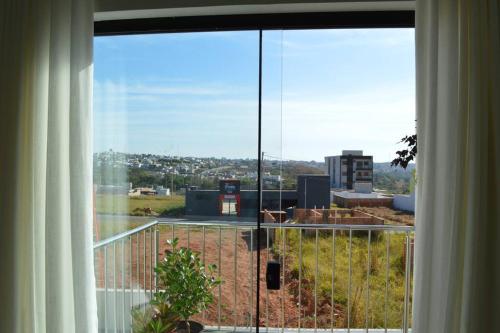 a large window with a view of a building at Kitnet equipada e aconchegante in Passos
