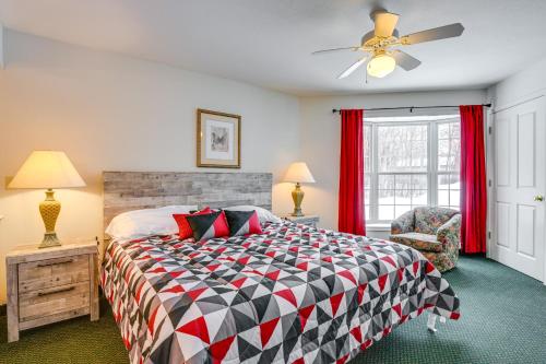 Un dormitorio con una cama y un ventilador de techo. en Pigeon Retreat with Community Pool and Hot Tub!, en Pigeon