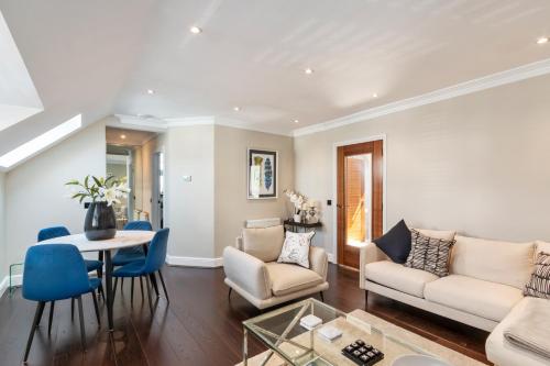 Χώρος καθιστικού στο Weybridge - 2 Bed - parking