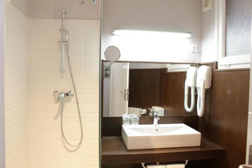 La salle de bains est pourvue d'un lavabo et d'une douche. dans l'établissement Bressol B&B, à Ripoll