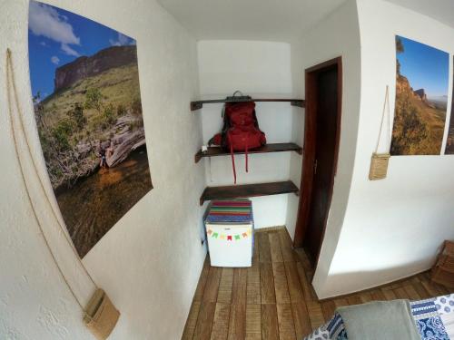 een kamer met planken en een muur met een schilderij bij Pousada Aconchego - Suítes Rústicas e Privativas in Lençóis