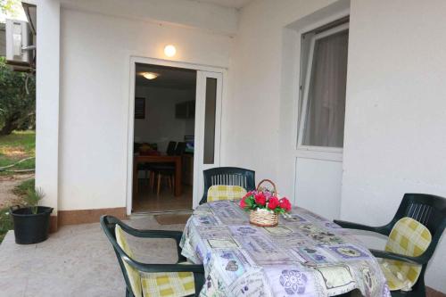 stół z koszem kwiatów na patio w obiekcie Apartment in Silo - Insel Krk 13555 w mieście Šilo