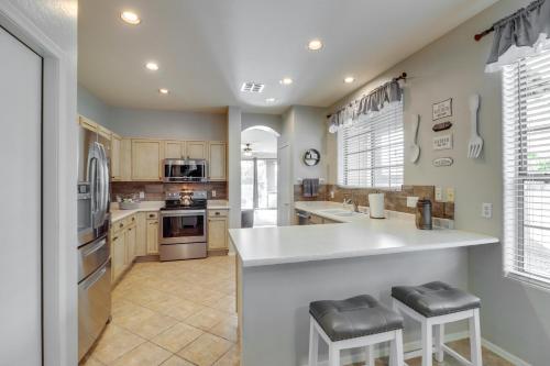 Dapur atau dapur kecil di Superstition Mtn Views and Fire Pit Gold Canyon Gem