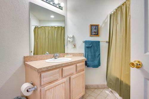 un baño con lavabo y ducha en Close to Saginaw Bay Waterfront! Pigeon Studio, en Pigeon