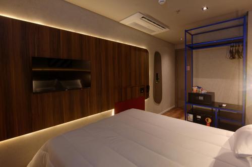 a bedroom with a large white bed in a room at Golden Tower Express Nações Unidas by Fênix Hotéis in Sao Paulo
