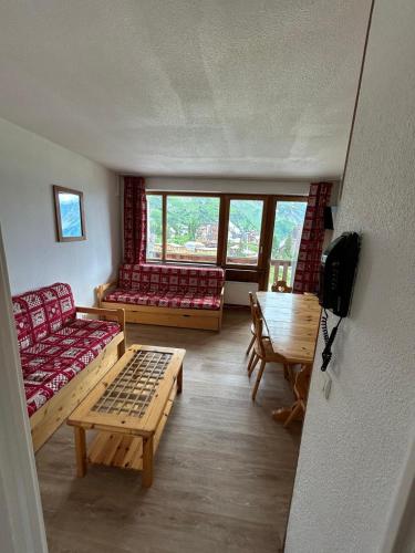 a living room with a couch and a table at Avoriaz-Appartement - 6 pers- 1 ch - Résidence Les Fontaines Blanches in Avoriaz
