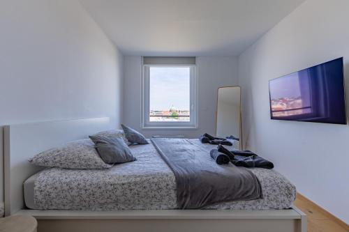 une chambre avec un lit et une grande fenêtre dans l'établissement Appartement cosy Place des Halles - Hyper centre, à Strasbourg