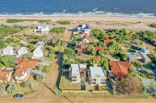 an aerial view of a house next to the ocean at BAHIA SAN FRANCISCO, casa Gaviotas, a 80 metros del mar, Uruguay in Piriápolis