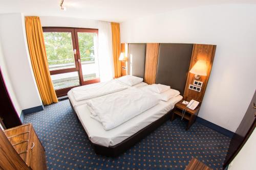 En eller flere senge i et værelse på Hotel Stuttgart 21