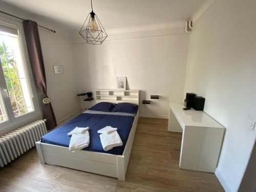 La campagne en ville piscine, jardins et 2 chambres tout confort