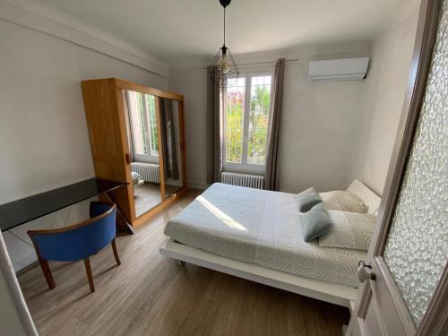 La campagne en ville piscine, jardins et 2 chambres tout confort