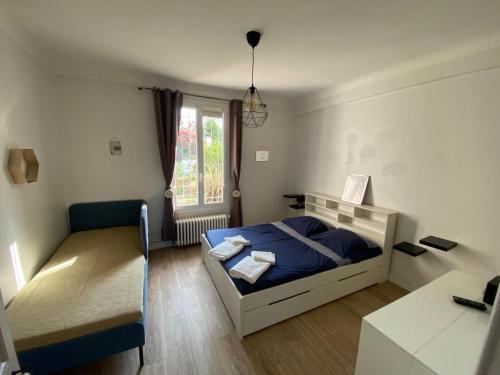 une petite chambre avec un lit et une fenêtre dans l'établissement La campagne en ville piscine, jardins et 2 chambres tout confort, à Nice