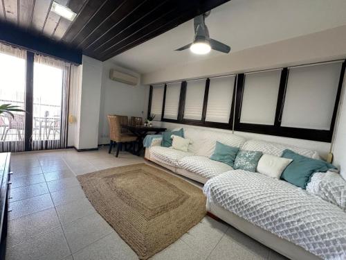 Una sala de estar con dos sofás y una mesa. en torre Azafata, en Arenales del Sol