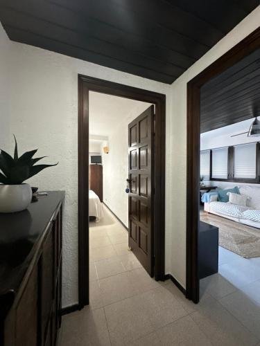 una habitación con una puerta que conduce a un dormitorio en torre Azafata, en Arenales del Sol