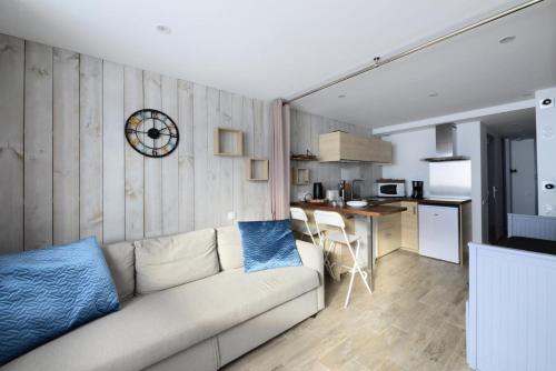 un salon avec un canapé et une cuisine dans l'établissement Résidence Zenith - Studio pour 4 Personnes 114, à La Plagne Tarentaise