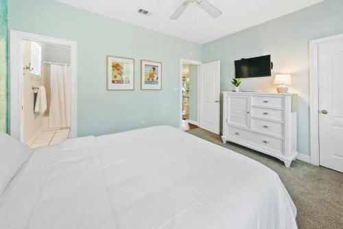Una cama o camas en una habitación de Texas Tides by Gulf Tide Vacation Rentals