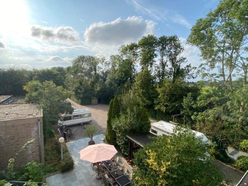 an aerial view of an rv park with a table and an umbrella at Het Huis van Bewustzijn in Limmen