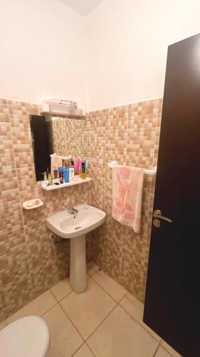 a bathroom with a sink and a toilet at Ikamat tililaa in Ait Melloul